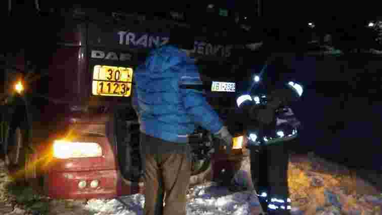 Через ожеледицю рятувальники відбуксовували транспорт на дорогах Львівщини