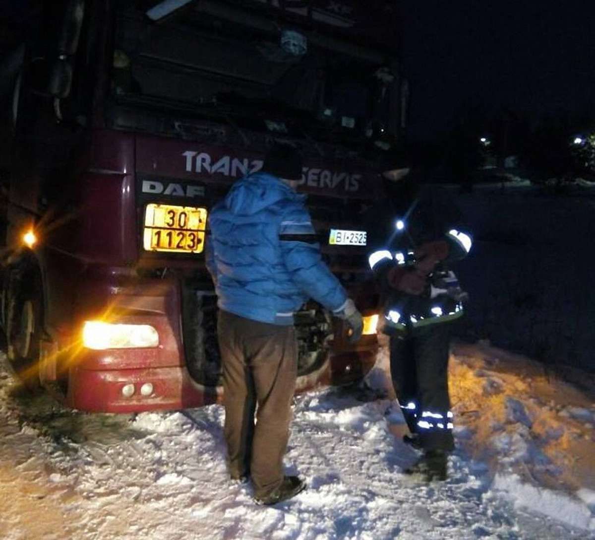 Через ожеледицю рятувальники відбуксовували транспорт на дорогах Львівщини