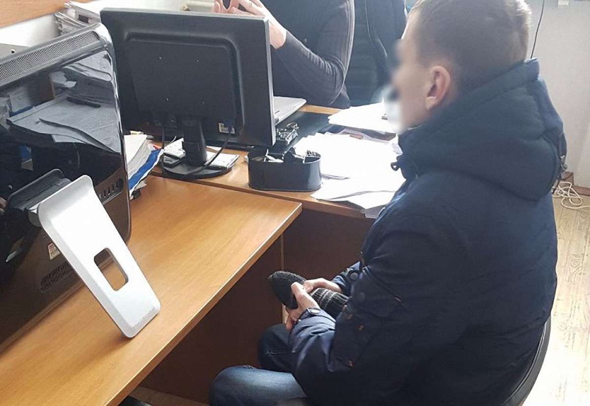 Кіберполіція затримала чоловіка, який розмістив еротику на сайті Міносвіти