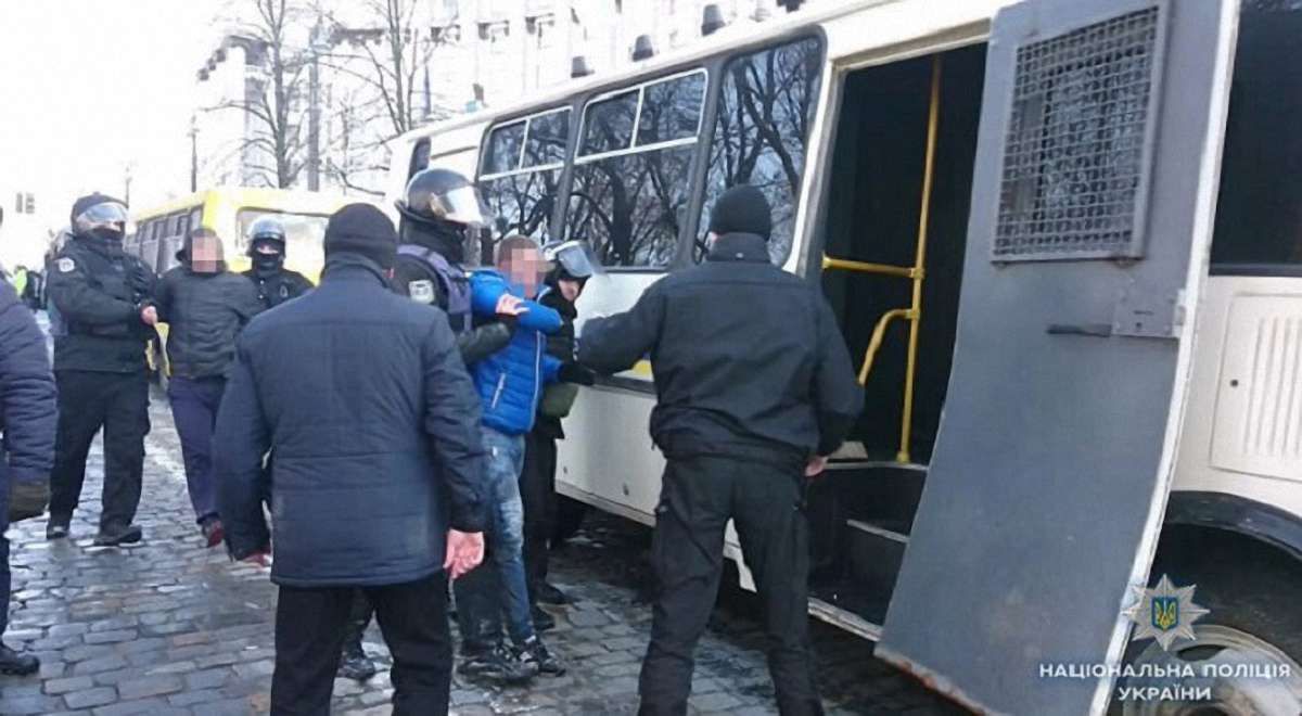 Під Кабміном  за бійку з силовиками затримали 7 мітингувальників