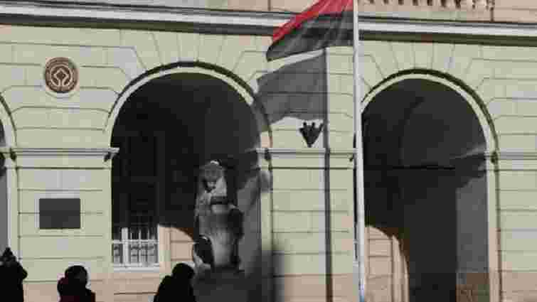 Львівська мерія та депутати досягли компромісу щодо використання червоно-чорного прапора