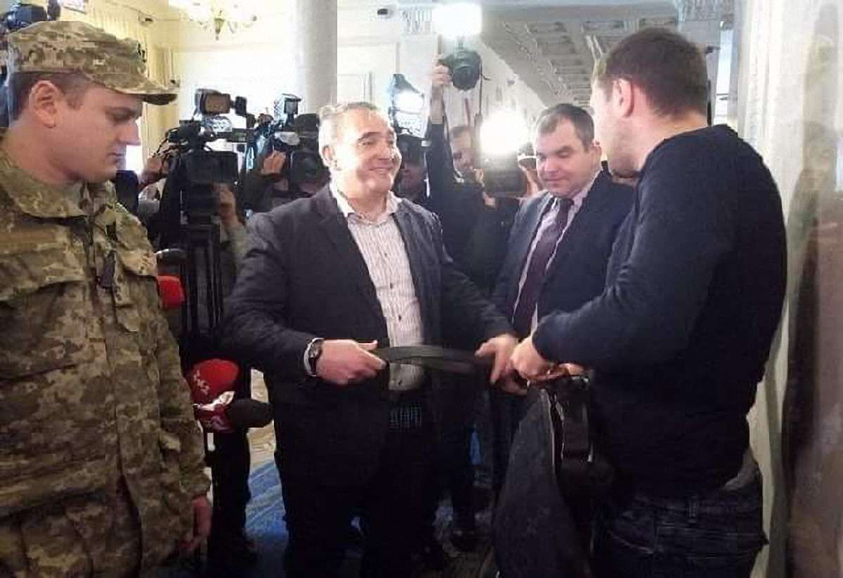 У Верховній Раді сталася штовханина між Володимиром Парасюком та працівниками держохорони