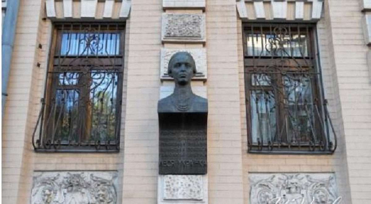 Поліція затримала викрадачів бронзового погруддя Лесі Українки в Києві