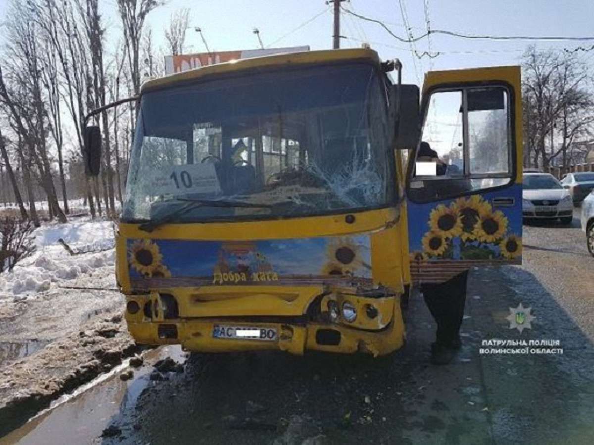 11 людей постраждали внаслідок ДТП за участю двох маршруток у Луцьку
