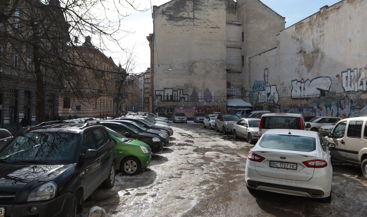 Біля готелю «Жорж» у центрі Львова планують збудувати багаторівневий паркінг