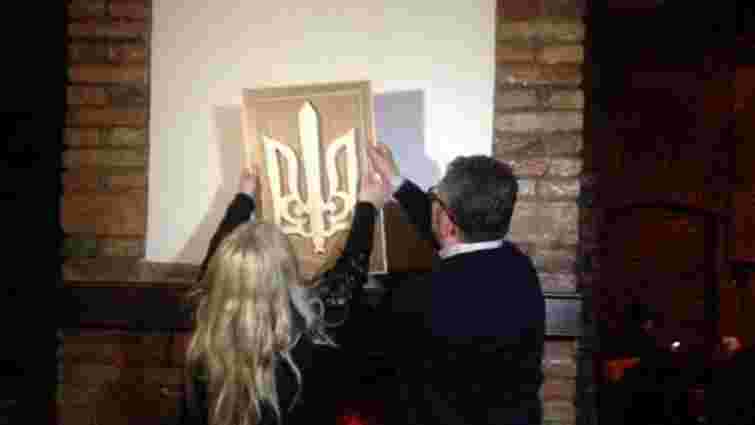 Матір поляка, що спалив тризуб у Тернополі, повернула новий герб на місце