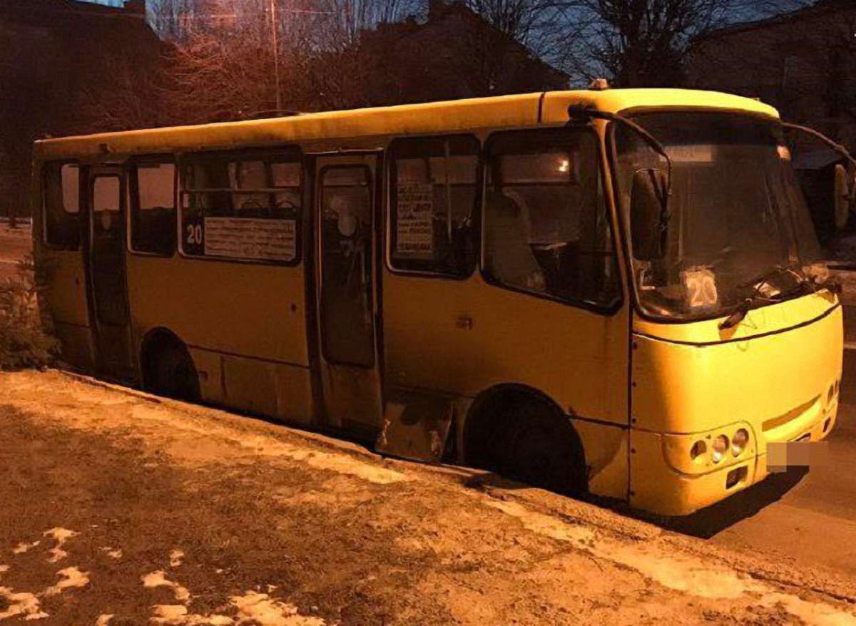 У Львові патрульні затримали підозрюваних в крадіжці акумуляторів з маршрутки