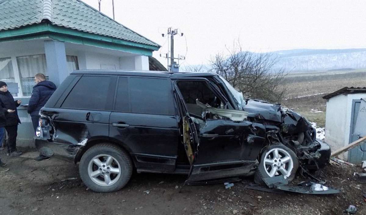 На Закарпатті товарний потяг протаранив Range Rover