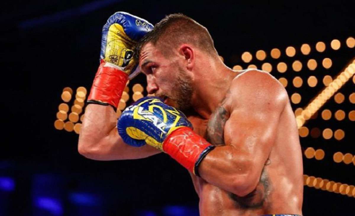 Василь Ломаченко подарував Кріштіану Роналду свої боксерські рукавиці
