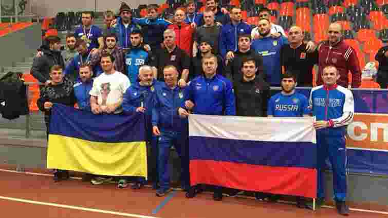 Українські борці зробили дружнє фото з росіянами на турнірі у Болгарії