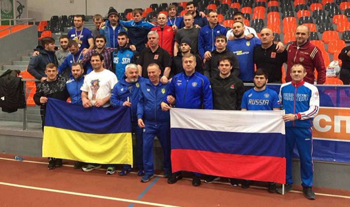 Українські борці зробили дружнє фото з росіянами на турнірі у Болгарії