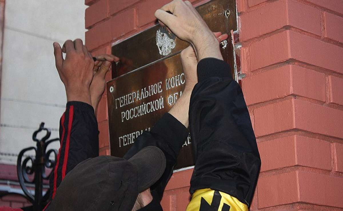 Україна висилає 13 російських дипломатів через отруєння Скрипаля