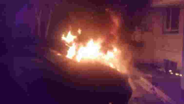 У Чернівцях невідомі спалили машину активіста руху «Стоп корупції»