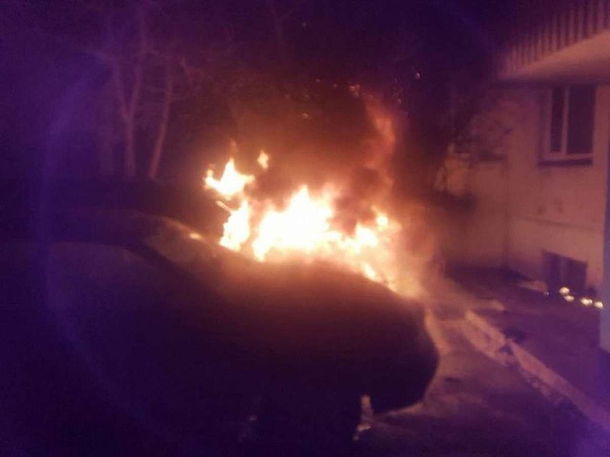 У Чернівцях невідомі спалили машину активіста руху «Стоп корупції»