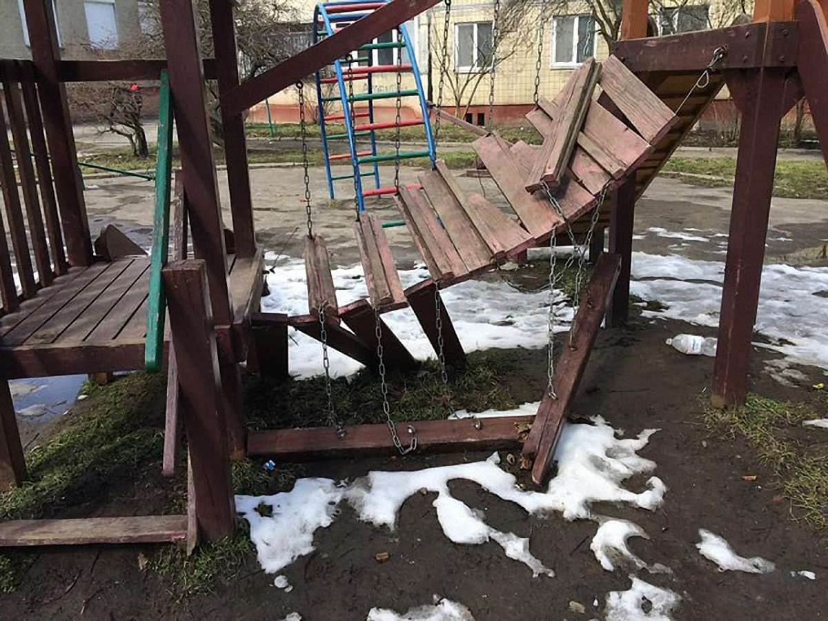 У Львові створили мобільну службу для ремонту дитмайданчиків 