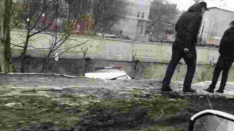 В Одесі патрульний автомобіль упав з мосту, постраждали двоє поліцейських