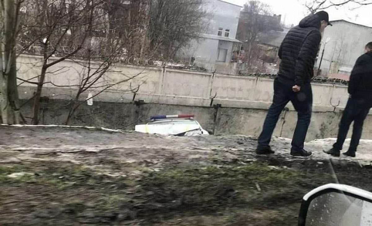 В Одесі патрульний автомобіль упав з мосту, постраждали двоє поліцейських