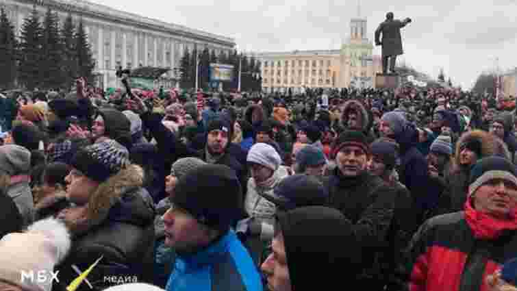 Мешканці Кемерово вийшли на багатотисячний мітинг через пожежу в торговому центрі