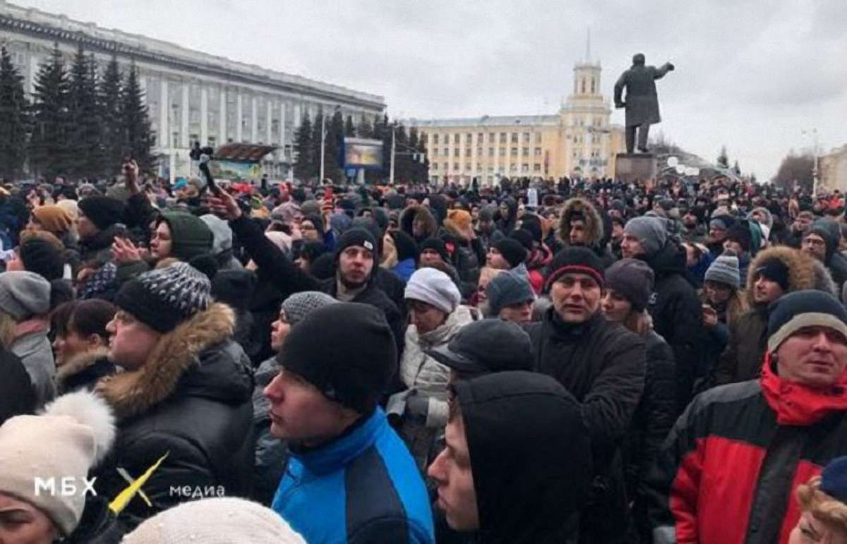 Мешканці Кемерово вийшли на багатотисячний мітинг через пожежу в торговому центрі