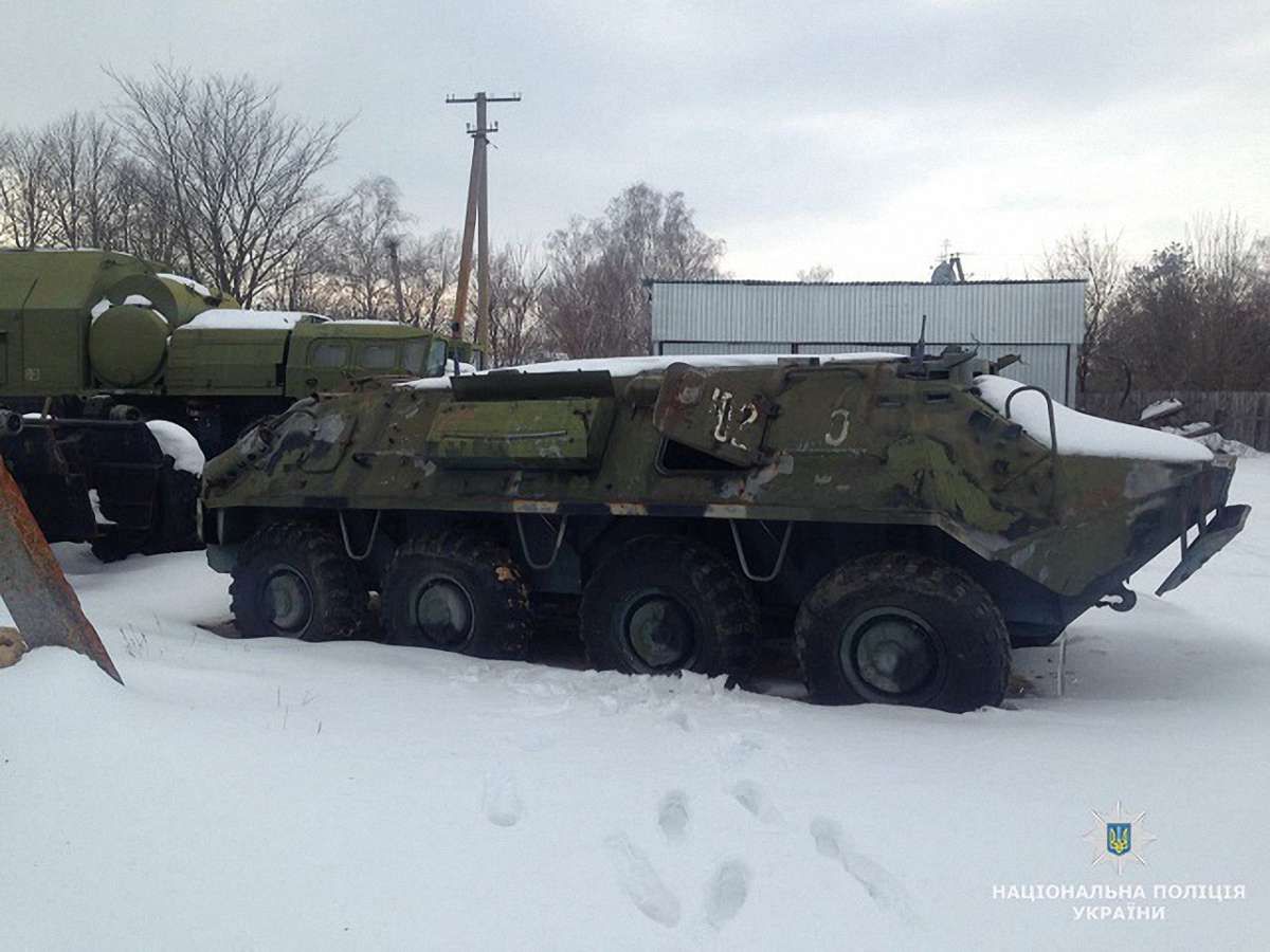 На Житомирщині поліція викрила склад майже 200 крадених БТР  та БМП