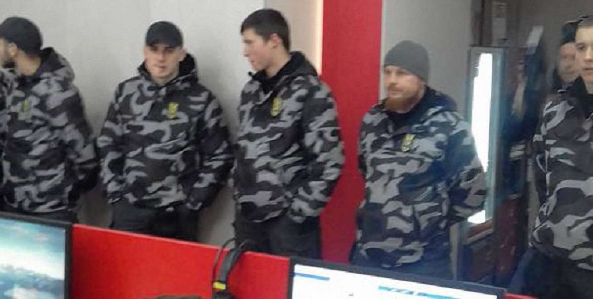 «Національні Дружини» взяли під охорону телеканал ZIK
