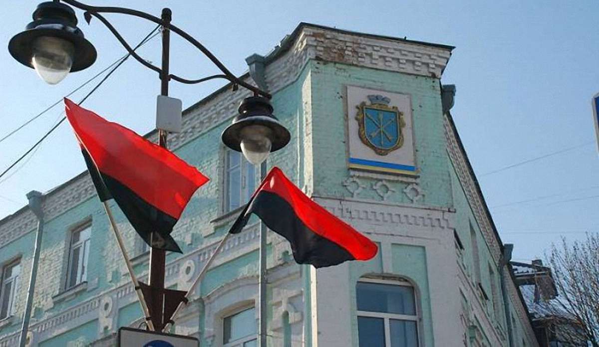 На Хмельниччині вирішили вивішувати червоно-чорний прапор у пам'ятні дні