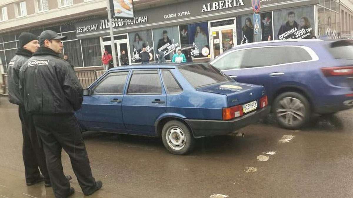 Внаслідок наїзду автомобіля у центрі Львова госпіталізували 10-річного хлопчика