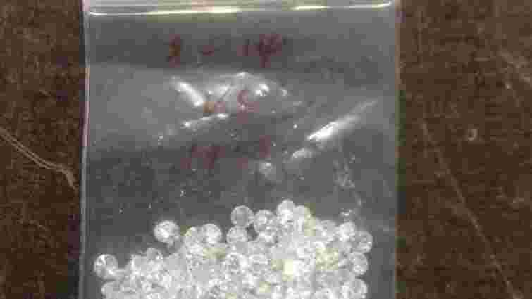 Київські митники виявили у посилці з Гонконга понад 200 діамантів