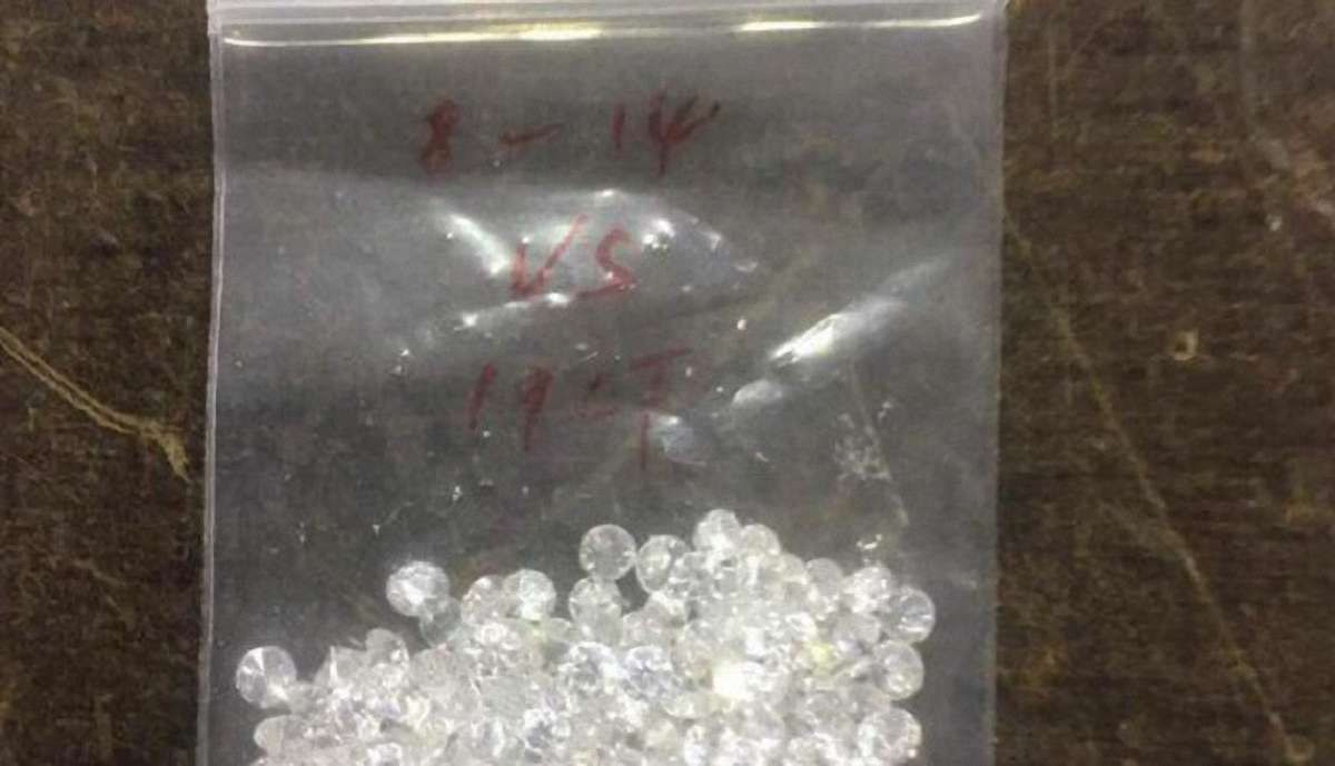 Київські митники виявили у посилці з Гонконга понад 200 діамантів