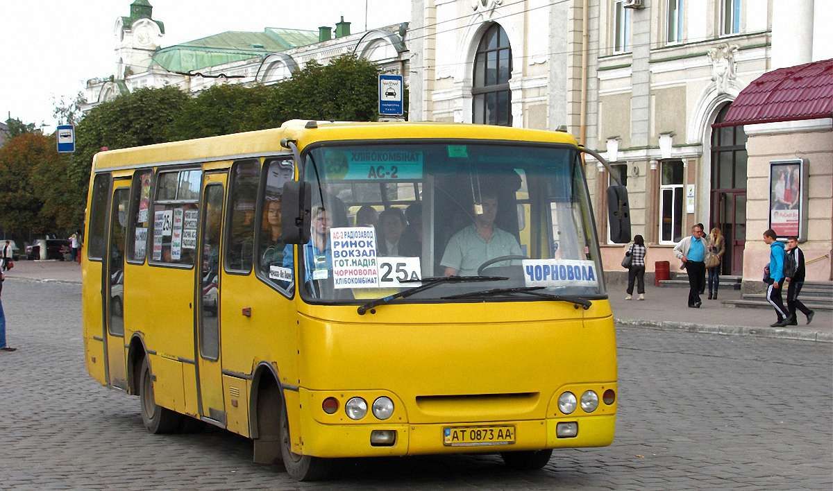 В Івано-Франківську запровадили різну вартість проїзду у маршрутках в денний і вечірній час