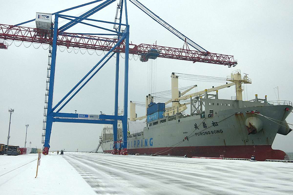 До України прибув мобільний асфальтний завод з Китаю