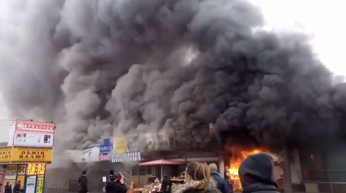 У Києві біля станції метро «Лівобережна» згорів магазин