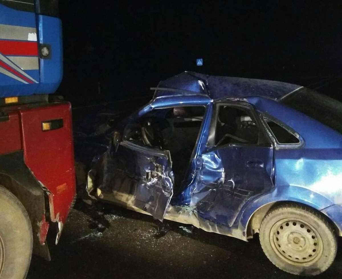 Біля Буська легковик зіткнувся з вантажівкою