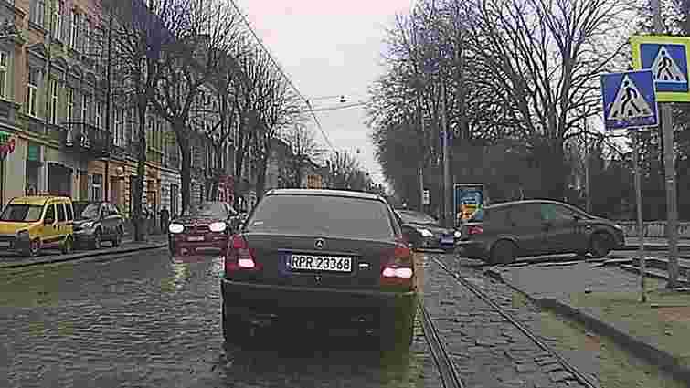 У центрі Львова водій-порушник ПДР збив пішохода на «зебрі» і втік