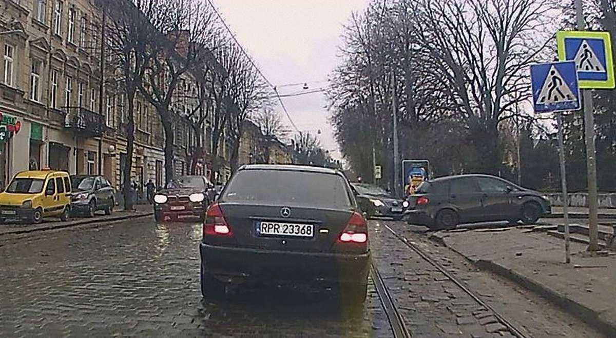У центрі Львова водій-порушник ПДР збив пішохода на «зебрі» і втік