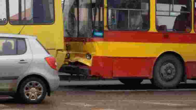 На Сихові тролейбус в’їхав у маршрутку, постраждали семеро пасажирів