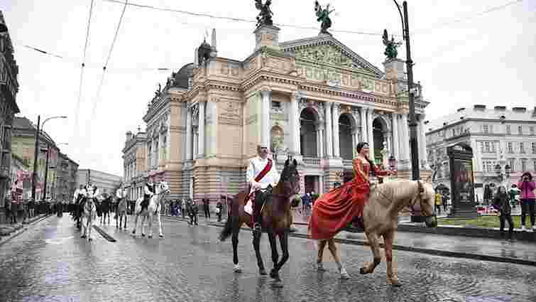 Центром Львова пройшов парад з нагоди відкриття реконструйованого «Гранд Готелю»