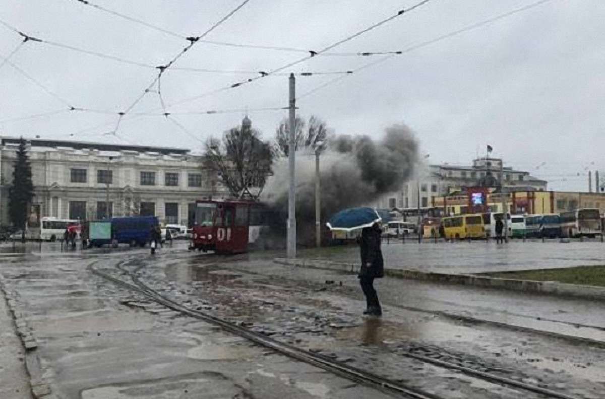 Біля залізничного вокзалу у Львові загорівся трамвай