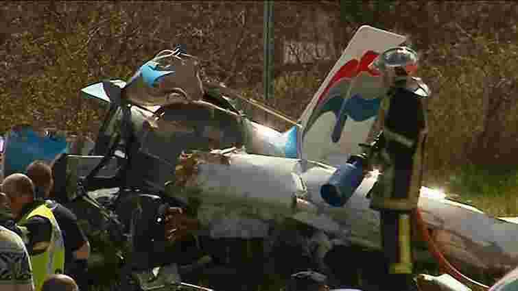 У Франції двоє людей загинули внаслідок падіння літака на автотрасу