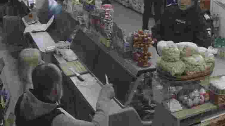 В Дрогобичі поліцейські затримали чоловіка, який погрожував ножем продавчині магазину