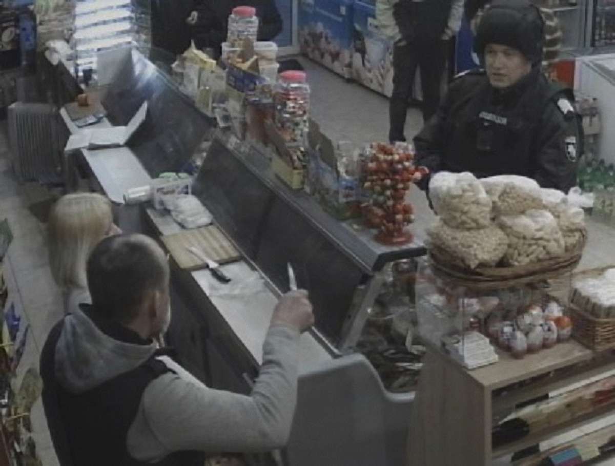 В Дрогобичі поліцейські затримали чоловіка, який погрожував ножем продавчині магазину