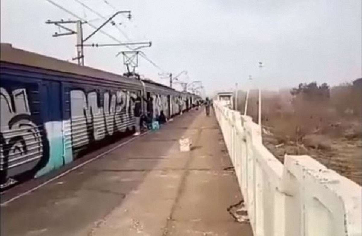 На Дніпропетровщині хулігани затримали приміську електричку, щоб намалювати графіті