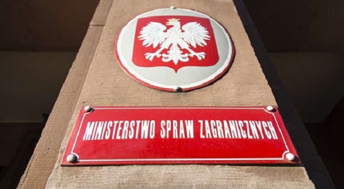 Польща вручила ноту протесту через спалення польського прапора під посольством у Києві