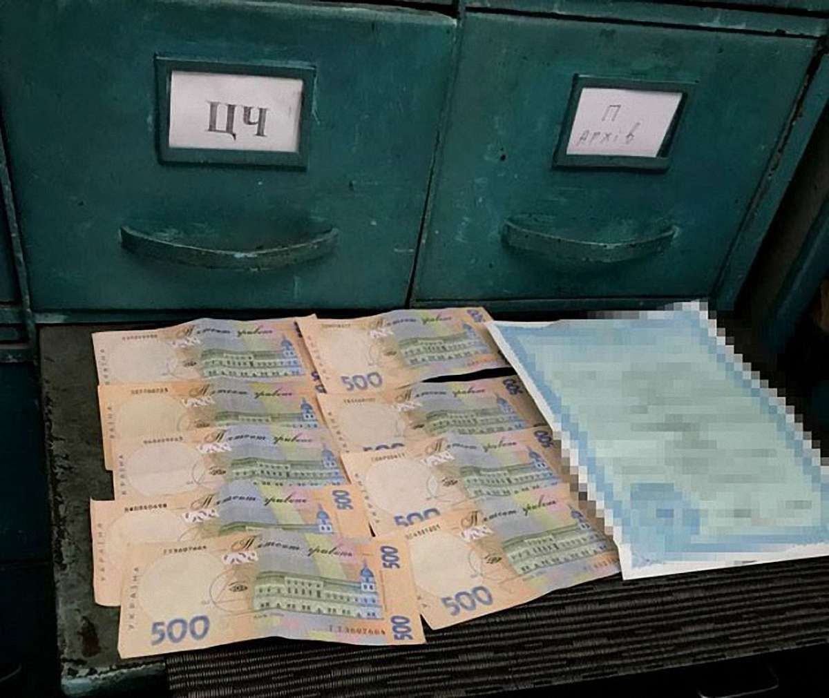 На Львівщині на хабарі в ₴10 тис. затримали працівницю міграційної служби