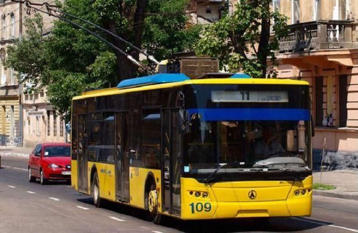 На Великодні свята до львівських кладовищ курсуватиме більше громадського транспорту
