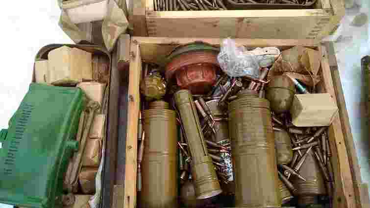 СБУ виявила три схованки зі зброєю та боєприпасами у прифронтовій зоні Донбасу