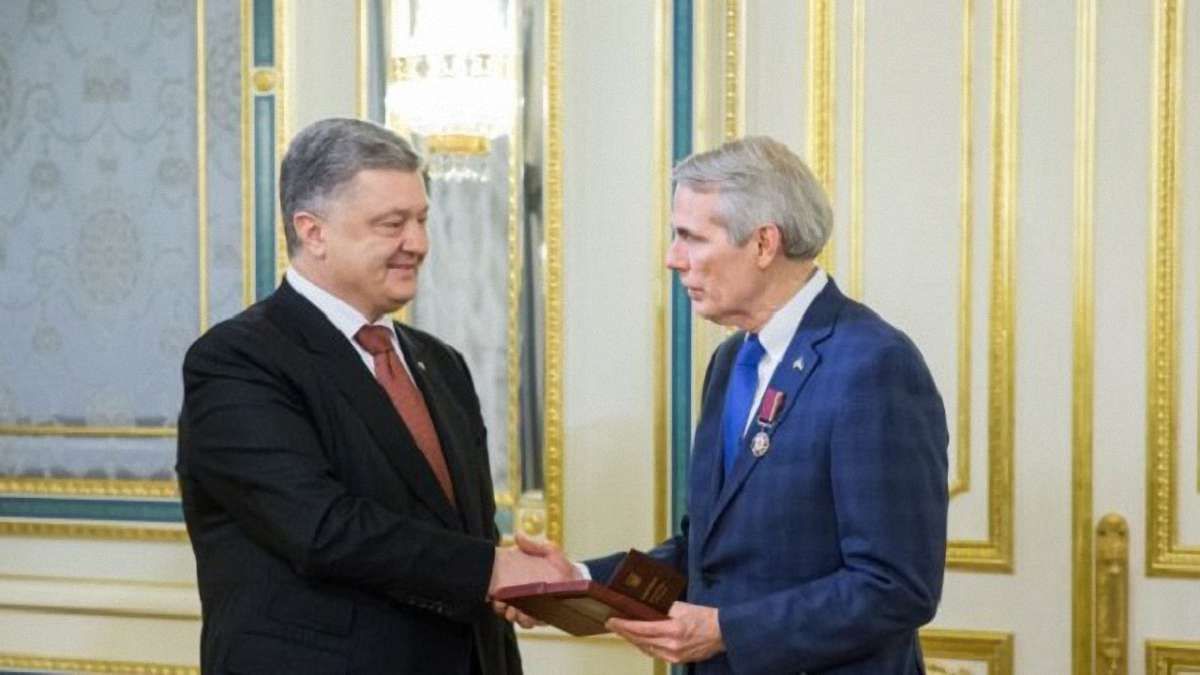 Порошенко нагородив орденом американського сенатора Роберта Портмана
