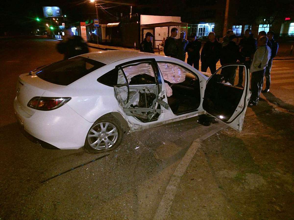 У Львові автомобіль зіткнувся з бетономішалкою