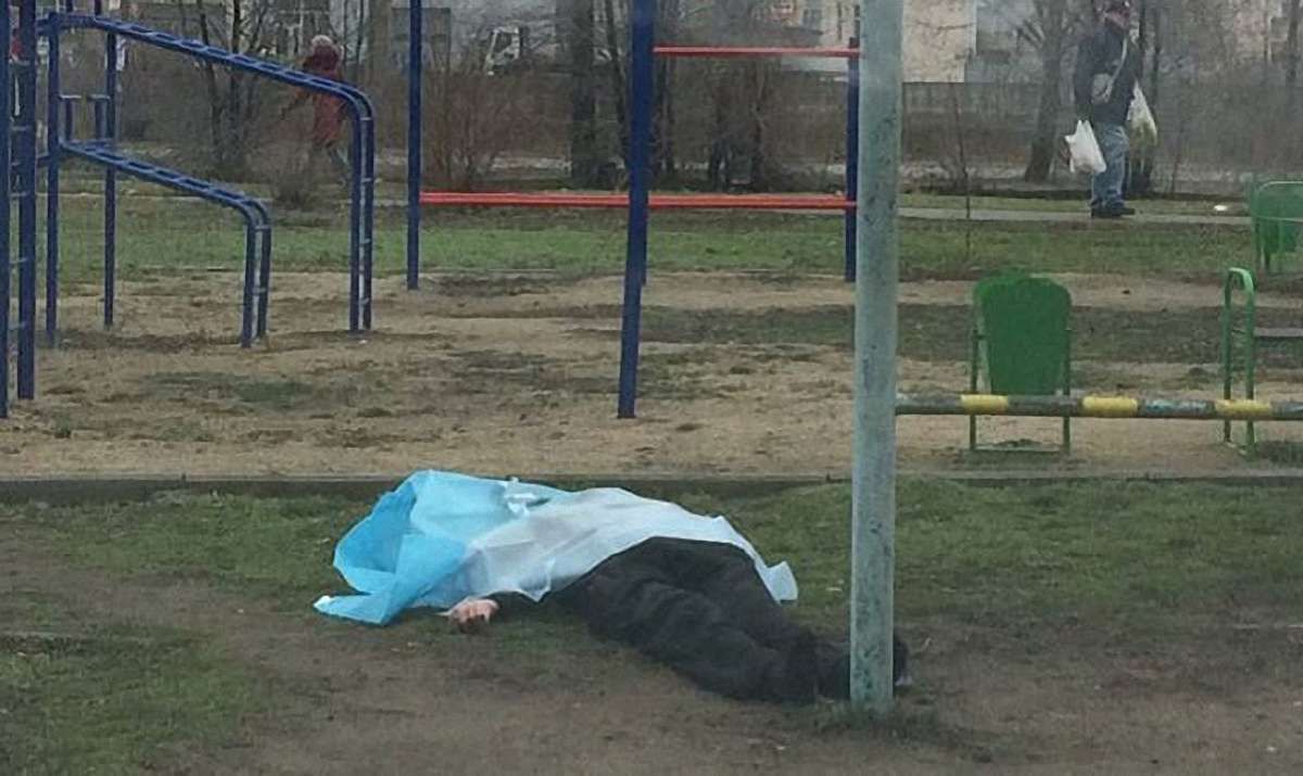 У Коломиї студентка померла після падіння з дитячої гойдалки