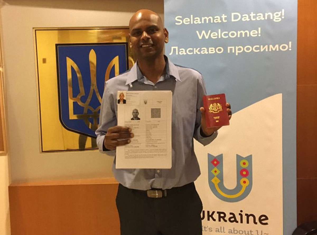 Україна офіційно видала першу електронну візу іноземцю